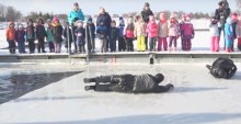 Jak nie utonąć pod lodem. Zobacz, jak radzą sobie policjanci, strażacy i ratownicy [wideo]  