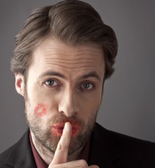 Akurat na Walentynki. Czy Polacy całują się w pracy? 