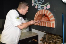 Wyjątkowa pizza z wyjątkowego pieca. MK Bowling zaprasza [zdjęcia]