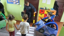 O przechodzeniu przez jezdnię, odblaskach i bezpiecznej zabawie. Suwalscy policjanci w Jeleniewie 