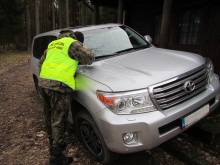 Toyota za 300 tys. zł porzucona nad jeziorem [zdjęcia]