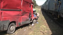 Fiatem Ducato wjechał pod pociąg. Wypadek na trasie Suwałki - Trakiszki [wideo]
