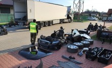 Kradną, rozbierają na części i przemycają w chłodniach. Auta z Anglii na Wschód    