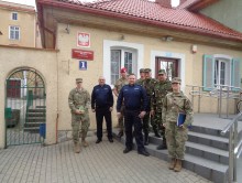Przedstawiciele żandarmerii amerykańskiej, brytyjskiej oraz rumuńskiej w Olecku