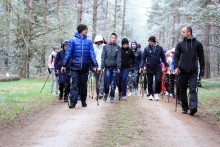 Wspólny spacer z kijkami, ognisko i poznawanie lasu. Wiosenny integracyjny Rajd Nordic Walking