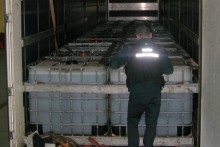 Dwie ciężarówki z 52 tys. oleju w plastikowych pojemnikach zatrzymane koło Budziska