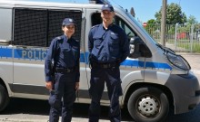 Policjanci sprawni jak strażacy. Ugasili ogień i wyprowadzili dzieci z gimbusa 