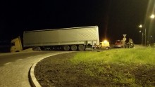 Raczki. Ciężarówka zjechała do rowu [zdjęcia]