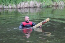 Posprzątali dno Czarnej Hańczy. Akcja Nadleśnictwa Głęboki Bród [zdjęcia]