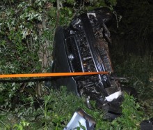 Olecko. Uderzył w barierę ochronną, stoczył się do rowu i wjechał w drzewo 