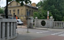 Brama do dawnych koszar przy Pułaskiego czeka na orły, a park na renowację [zdjęcia]