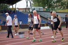 Lekkoatletyka. Jerzy Broc wicemistrzem Polski weteranów w trójboju sprinterskim. 