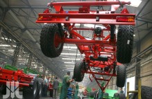 Hity eksportowe regionów. Z Warmii i Mazur w świat jadą meble, a z Podlasia  maszyny rolnicze