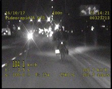 Pułaskiego 104 km/h. Motocyklista pożegnał się z prawem jazdy [wideo]