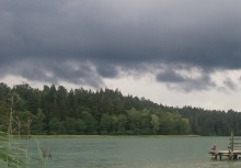 Uważajcie na drzewa. Powieje jeszcze mocniej i, niestety, popada