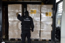 Pechowy weekend dla przemytników. Pogranicznicy znaleźli prawie 80 tys. paczek papierosów