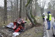 Śmiertelny wypadek koło Gołdapi. Kierowca uderzył w drzewo