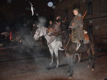 Brama do dawnych koszar już jest otwarta. Wjechali ułani [zdjęcia]