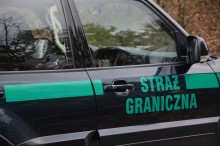 Pogranicznicy oddali ostrzegawcze strzały. Kierowca bez prawa jazdy, pasażer z marihuaną 