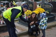 Czuwają nad bezpieczeństwem odwiedzających cmentarze. Akcja Znicz w województwie [zdjęcia]