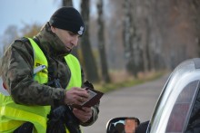 Przekraczają granicę nielegalnie. Jeden nawet zmienił imię i nazwisko