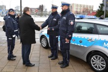 Suwałki. Policjanci drogówki dostali pod choinkę nowy radiowóz [zdjęcia]