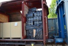Przemyt w pociągu towarowym. Coś do palenia, czyli papierosy zamiast płyt wiórowych 
