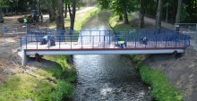 Niebieski mosteczek nad Czarną Hańczą. Kładka przykryła ciepłownicze rury [zdjęcia]