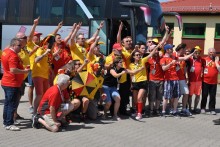 Autokarami, rowerami, motocyklami a nawet traktorem. Jadą dopingować swoich na mundialu [foto]