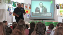 Policjanci na spotkaniu z uczniami szkoły w Kaletniku