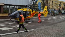 W centrum Suwałk wylądował śmigłowiec. Zabrakło karetek [zdjęcia]
