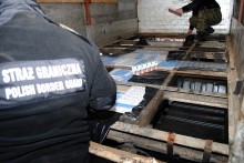 Funkcjonariusze z Rutki-Tartak mieli nosa. Papierosy pod podłogą auta w Suwałkach 