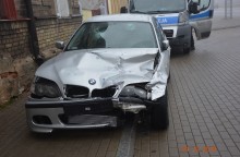 Ul. Szpitalna. Dwóch pijanych w samochodzie, stłuczka i ucieczka z miejsca zdarzenia