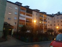 Suwałki. Młody mężczyzna zmarł na klatce schodowej