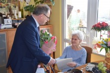 Helena Wojtych ma 100 lat. Gratulacje od premiera i wojewody, upominki i kwiaty od prezydenta Suwałk