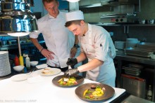 Kacper Bejlik ze szkoły przy Ogrodowej na stażu u Karola Okrasy [foto]