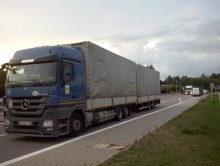 Jadą niewyspani i przemęczeni samochodowymi kolosami