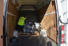 Złodzieje rozbierają auta. Silniki z kradzionych samochodów 