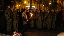 Apel poległych, kwiaty i przemówienia. Żołnierze świętują rocznicę odzyskania niepodległości [wideo]