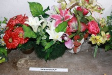 Zatrzymano złodziei kwiatów z cmentarza. Poszukiwani właściciele