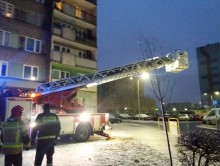 Zadymienie w bloku przy ul. 1 Maja w Suwałkach. Strażacy sprawdzali całe piętro [zdjęcia]