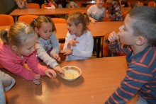 Bakteria, tańce ludowe i krew - kolejne, wyjątkowe zajęcia w ramach Uniwersytetu Dziecięcego [foto]