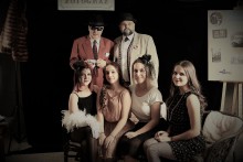 Piękne stroje i akcesoria z epoki. Uczniowie ZS nr 6 uczcili niepodległość w wyjątkowy sposób [foto]