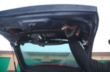 Coraz ciekawsze pomysły na przemyt papierosów. Skrytka w pokrywie bagażnika