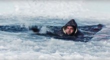 Ratowanie osób na zamarzniętych zbiornikach. Lepiej nie wchodzić na lód [wideo]