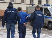 Uderzył sprzedawczynię i wyrwał jej karton papierosów. Obezwładnił go policjant 
