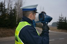 Pędzili w terenie zabudowanym. Stracili prawo jazdy