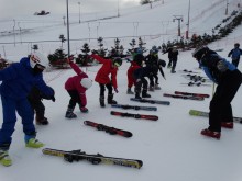 Ponad 330 uczniów uczy się jeździć na nartach.  Akademia mistrzów narciarstwa w Szelmencie [foto]