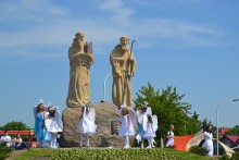 Święci Romuald i Roch górują nad Suwałkami. Uroczyste odsłonięcie pomników [foto i wideo]