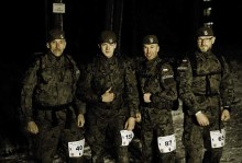 Nocą, w umundurowaniu. Żołnierz OT ukończył Setkę Komandosa